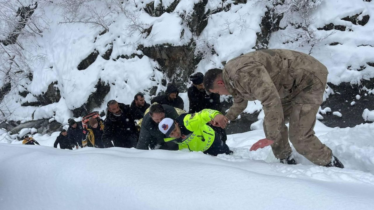 Gümüşhane'de Dereye Yuvarlanan Kamyonetteki 5 Kişi Yaralandı - Sayfa 2