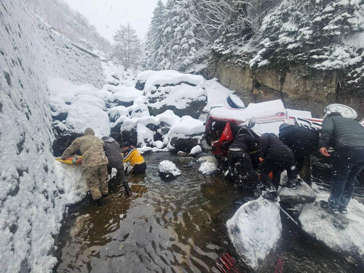 Gümüşhane'de Dereye Yuvarlanan Kamyonetteki 5 Kişi Yaralandı - Sayfa 3