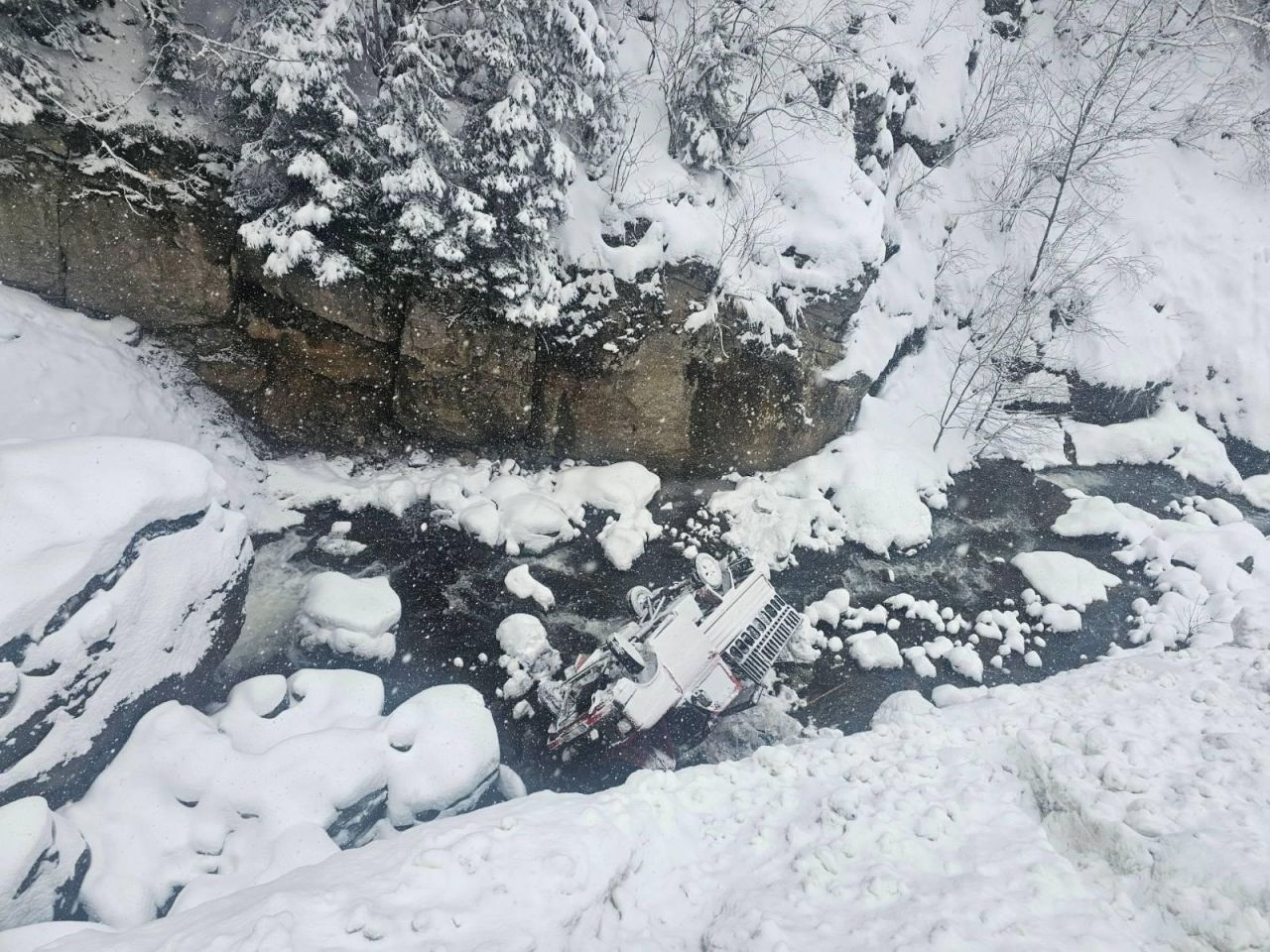 Gümüşhane'de Dereye Yuvarlanan Kamyonetteki 5 Kişi Yaralandı - Sayfa 4