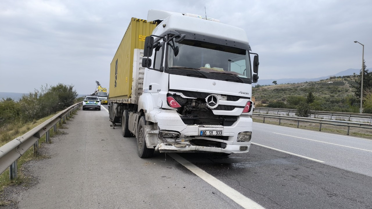Hatay'da Tırla Otomobil Çarpıştı: 2 Ölü 1 Yaralı