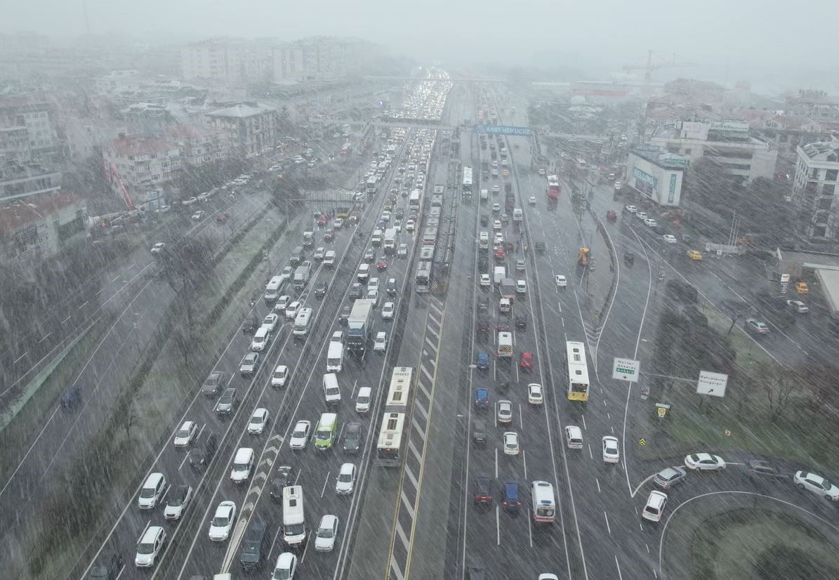 İstanbul’da Trafik Alarm Verdi! Yoğunluk Yüzde 90’a Ulaştı - Sayfa 1