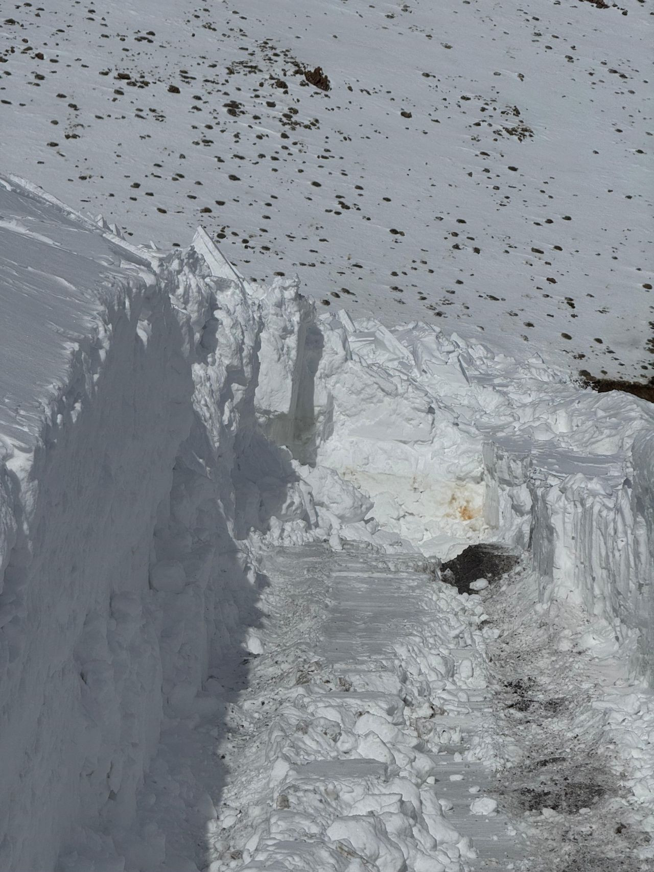 Van’da İş Makinesinin Üzerine Çığ Düştü! Operatör Son Anda Kurtuldu - Sayfa 4