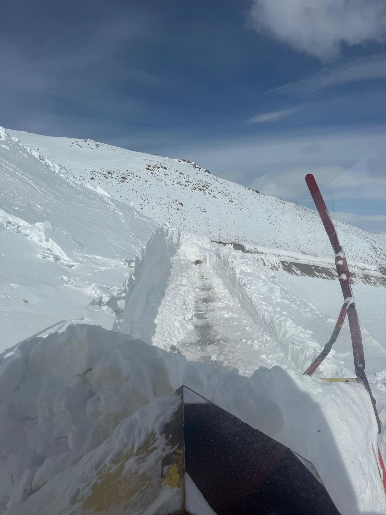Van’da İş Makinesinin Üzerine Çığ Düştü! Operatör Son Anda Kurtuldu - Sayfa 3