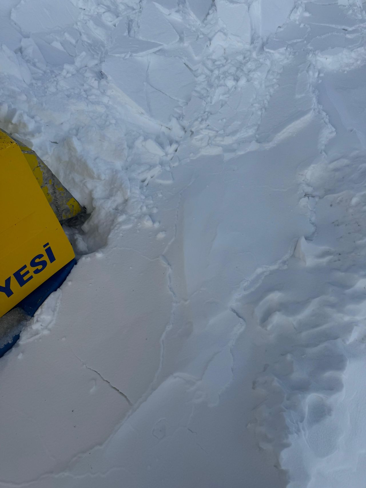 Van’da İş Makinesinin Üzerine Çığ Düştü! Operatör Son Anda Kurtuldu - Sayfa 2