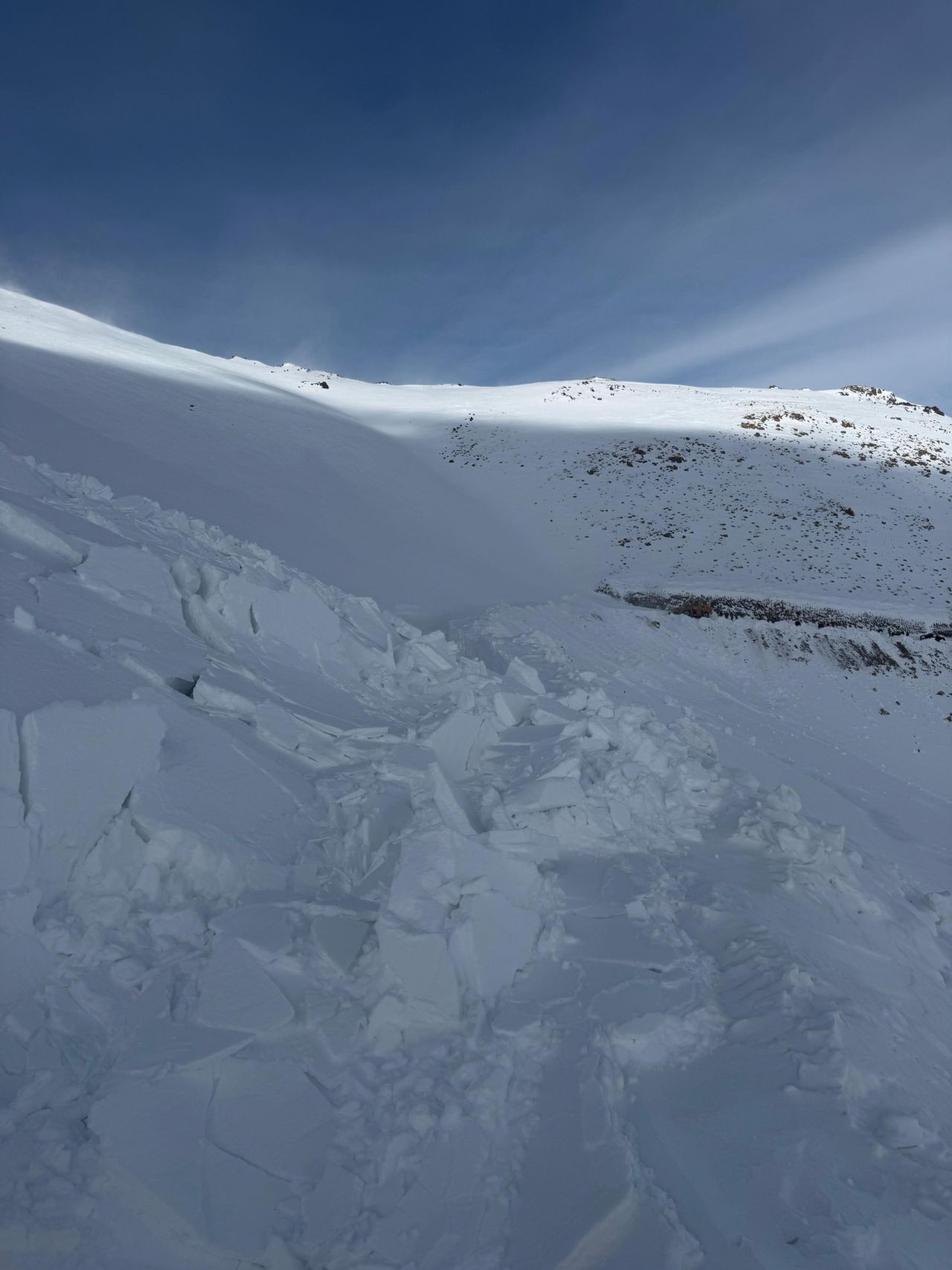 Van’da İş Makinesinin Üzerine Çığ Düştü! Operatör Son Anda Kurtuldu - Sayfa 1