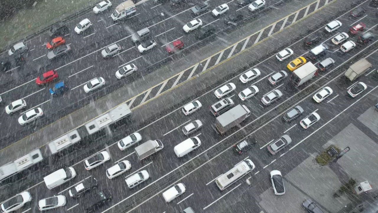 İstanbul’da Trafik Alarm Verdi! Yoğunluk Yüzde 90’a Ulaştı