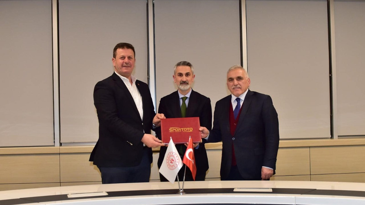 Akyazı’nın 4 Mahallesine Yeni Spor Tesisleri İçin İmzalar Atıldı