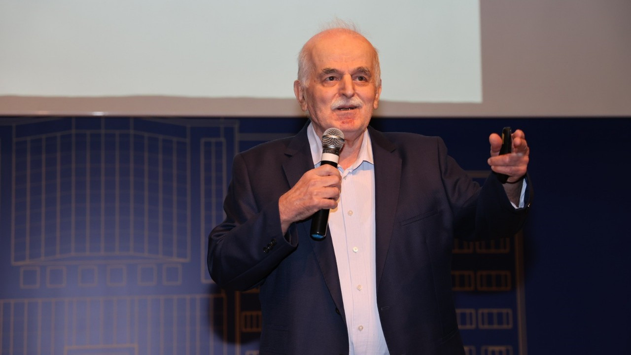 Prof. Dr. Şen’den "Felsefe bilgiden şüphe etmektir"