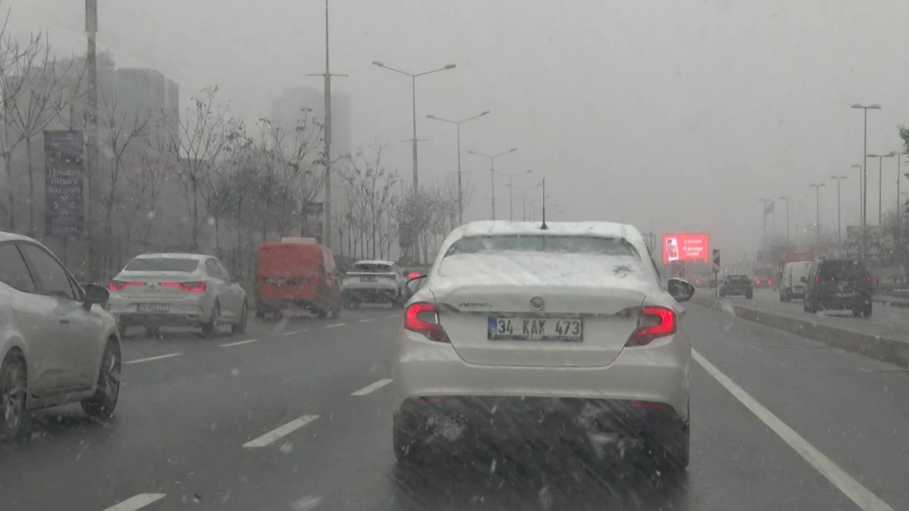 İstanbul'da kar yağışı devam ediyor