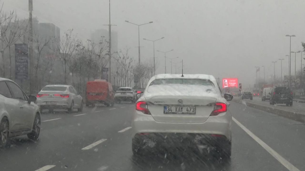 İstanbul'da kar yağışı devam ediyor - Sayfa 1