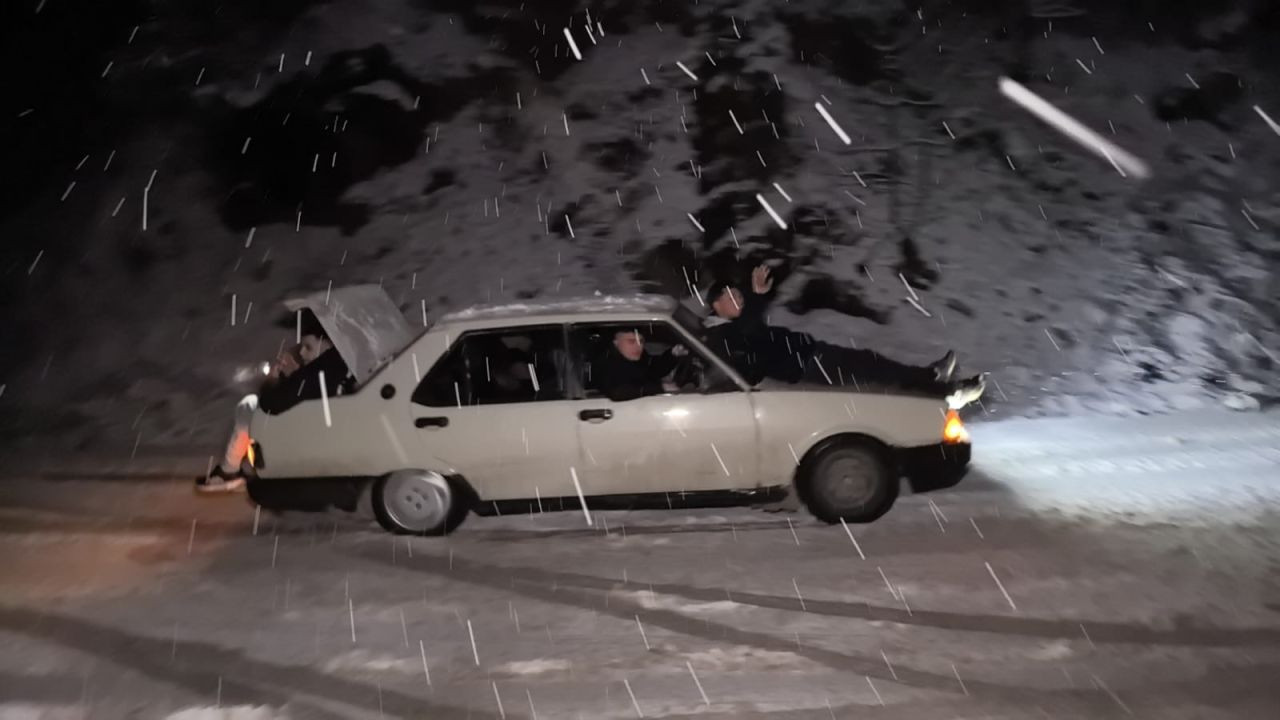 Yazlık lastikle karda kaldı, aracı kurtarmaya vatandaşlar yardım etti - Sayfa 1