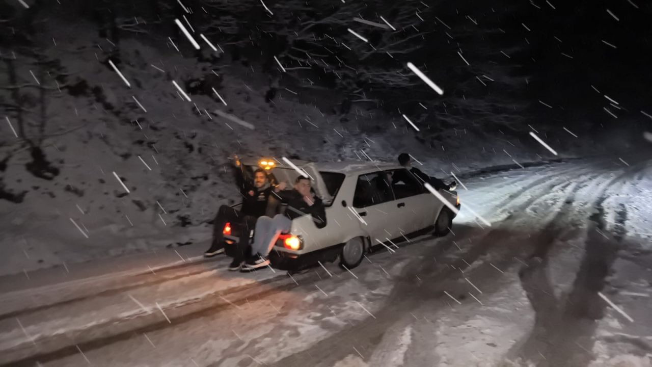 Yazlık lastikle karda kaldı, aracı kurtarmaya vatandaşlar yardım etti - Sayfa 4