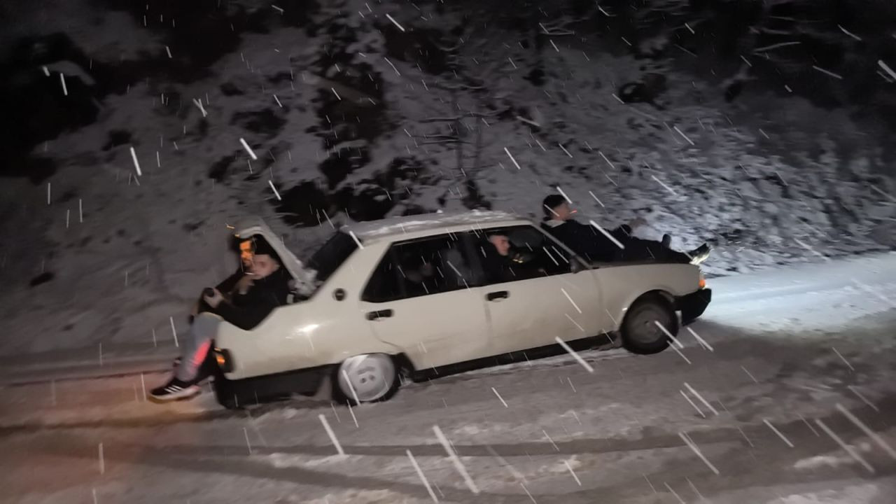 Yazlık lastikle karda kaldı, aracı kurtarmaya vatandaşlar yardım etti - Sayfa 3
