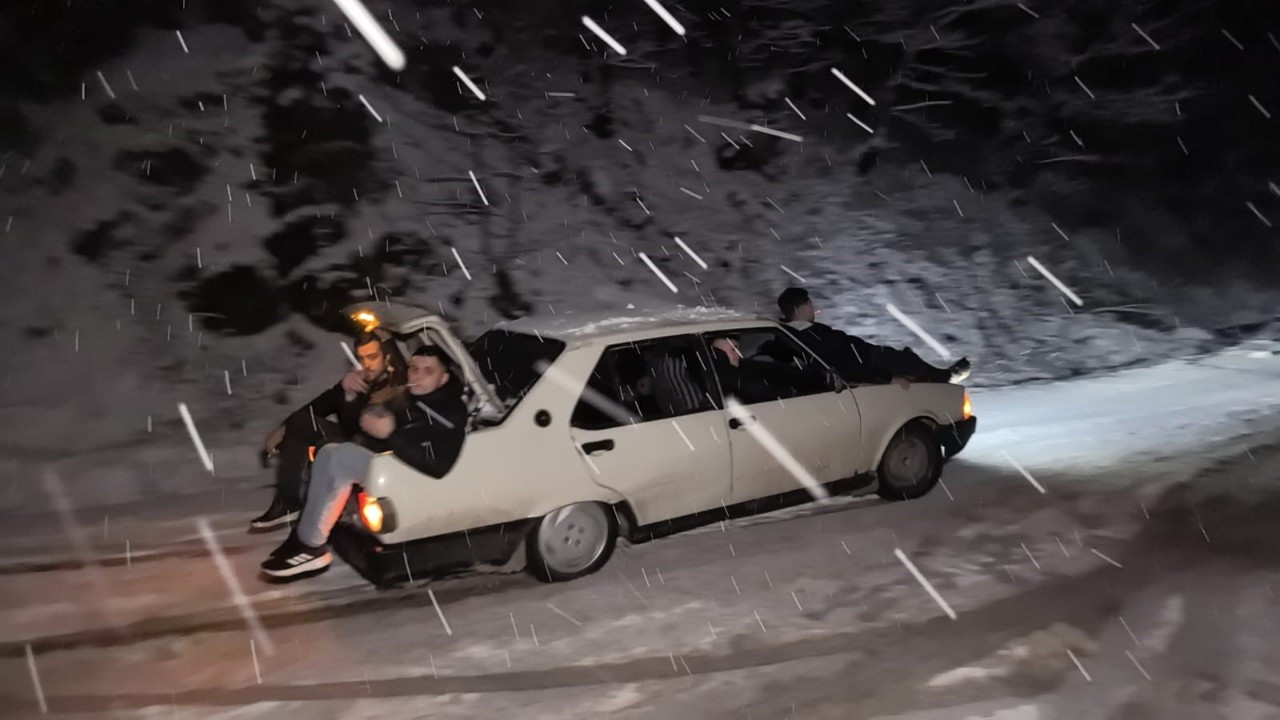 Yazlık lastikle karda kaldı, aracı kurtarmaya vatandaşlar yardım etti