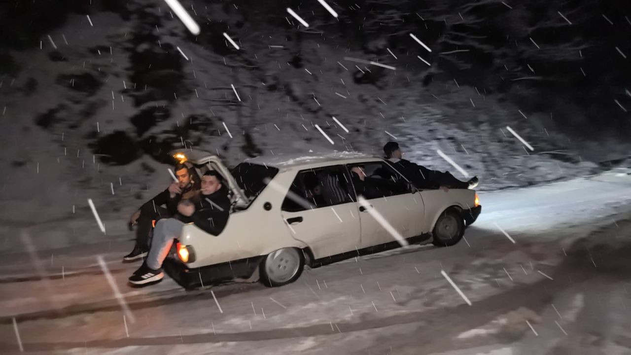 Yazlık lastikle karda kaldı, aracı kurtarmaya vatandaşlar yardım etti - Sayfa 2