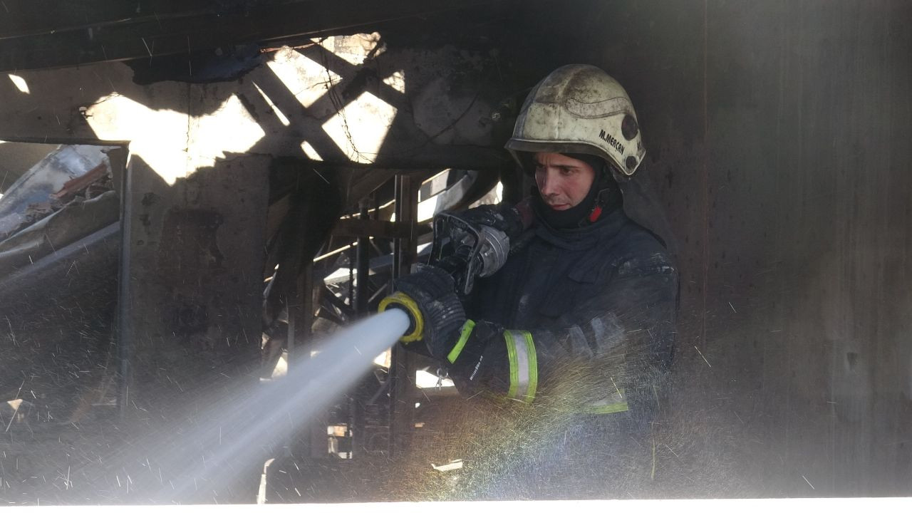 Depo yangını 6 saatte söndürüldü, zararın büyüklüğü gündüz ortaya çıktı - Sayfa 8