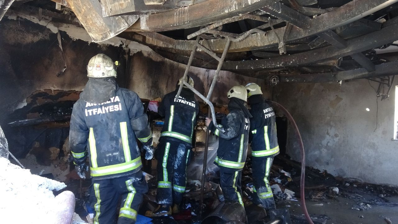 Depo yangını 6 saatte söndürüldü, zararın büyüklüğü gündüz ortaya çıktı - Sayfa 4