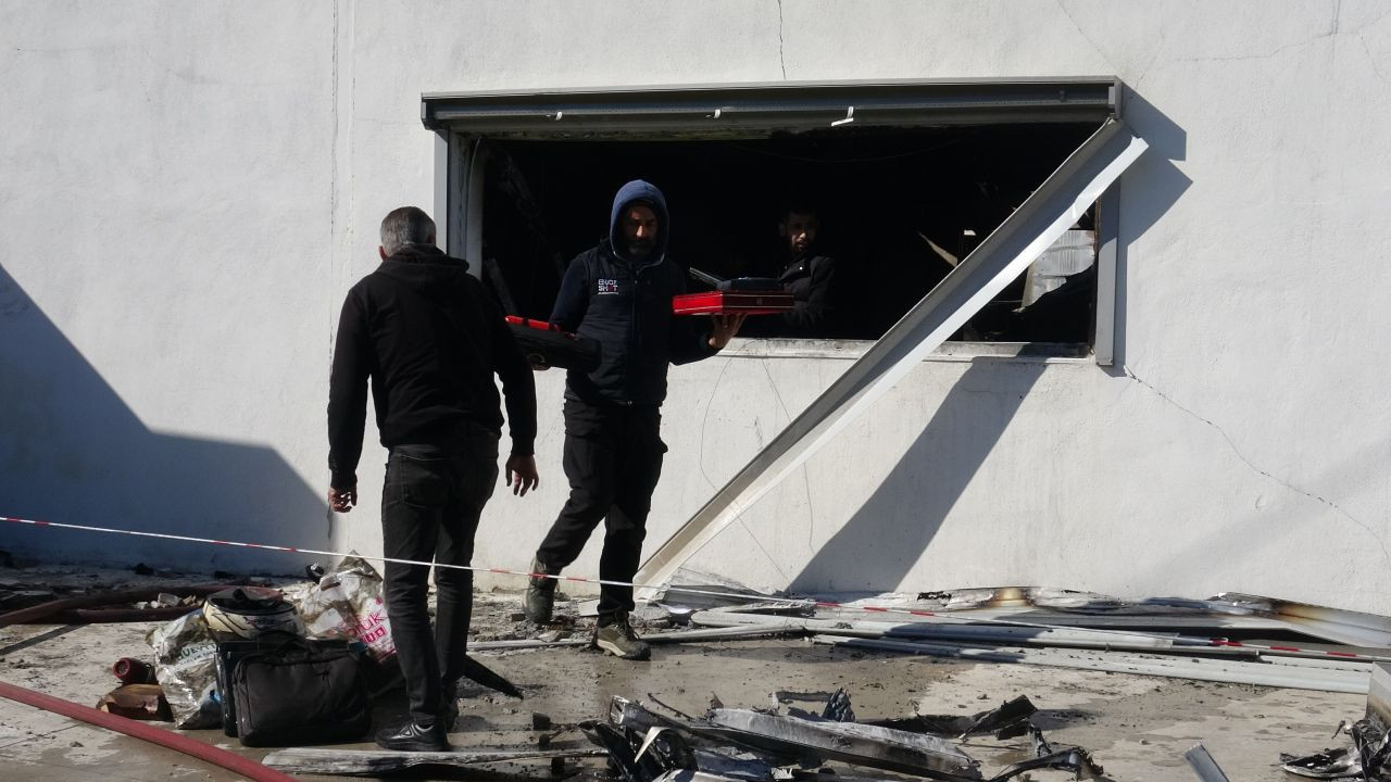 Depo yangını 6 saatte söndürüldü, zararın büyüklüğü gündüz ortaya çıktı - Sayfa 1