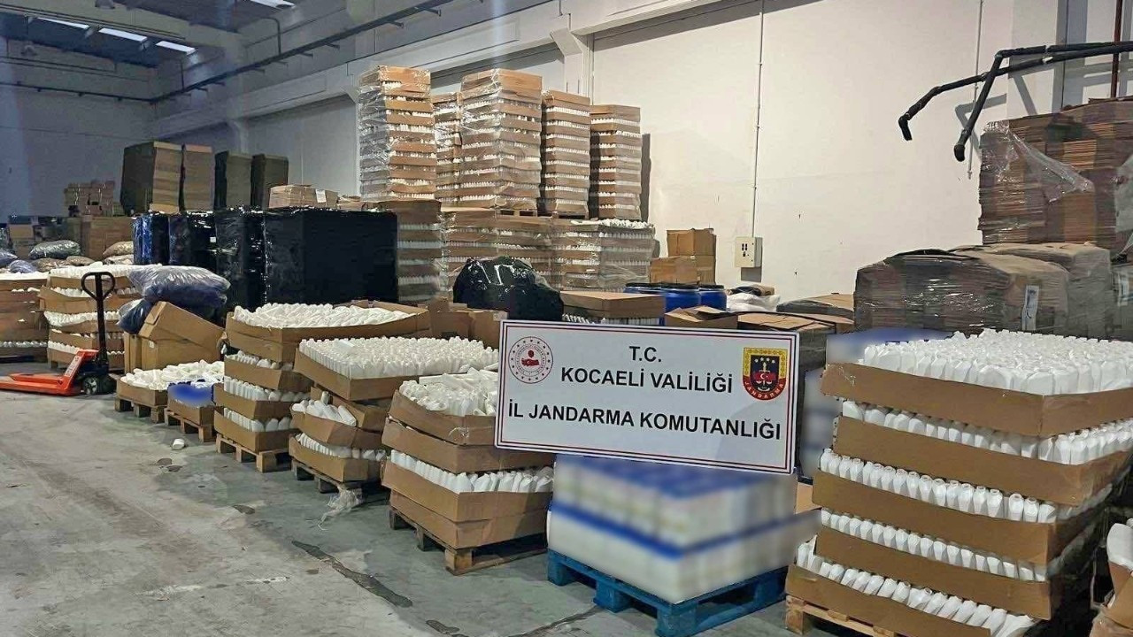 Kocaeli'de Bir Fabrikada 100 Bin Kutu Sahte Şampuan Ele Geçirildi
