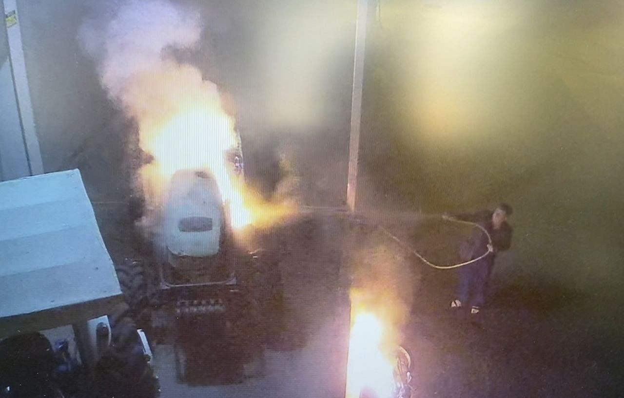 Kimliği Belirsiz Şahıs, Benzinle Traktörü Yakarken Kendini De Yaktı! - Sayfa 8