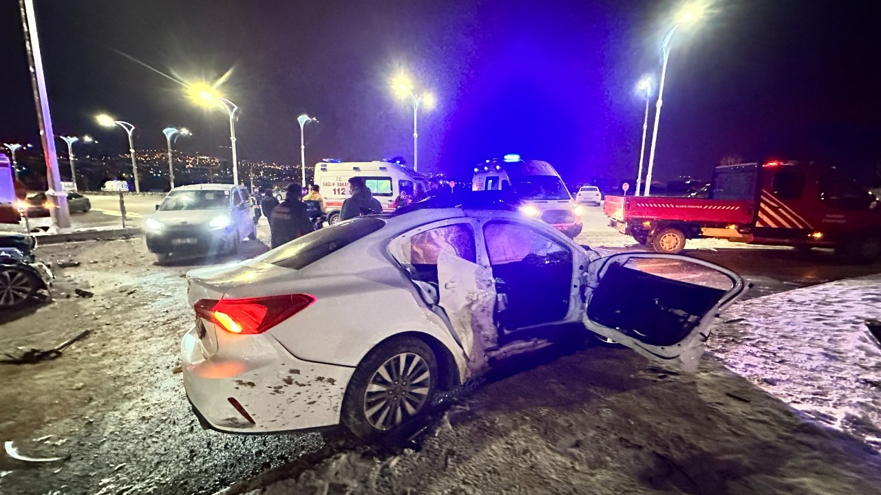 Elazığ’da Feci Kaza: İki Otomobil Çarpıştı, 2’si Ağır 3 Yaralı
