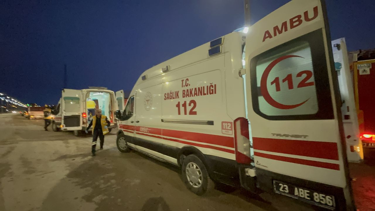 Elazığ’da Feci Kaza: İki Otomobil Çarpıştı, 2’si Ağır 3 Yaralı - Sayfa 3