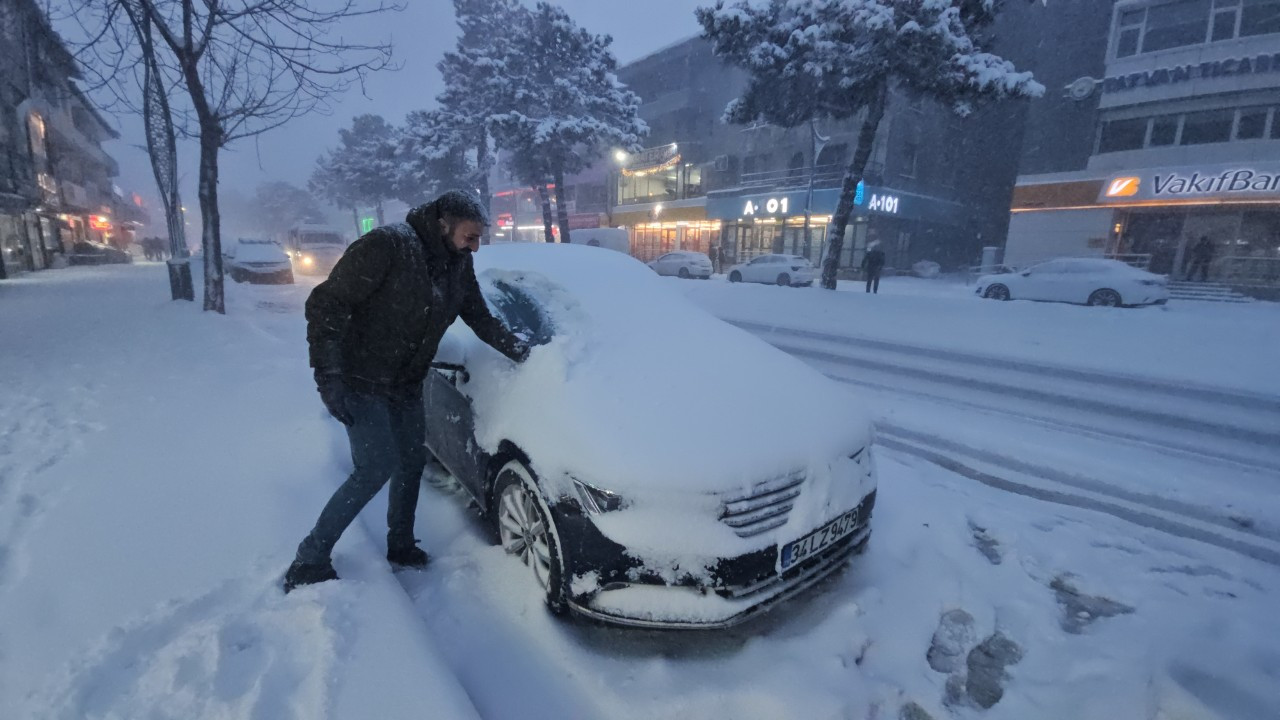 Tatvan’da Kar Yağışı Hayatı Felç Etti: 25 Köy Yolu Kapandı