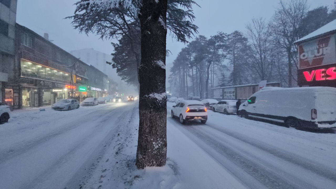 Tatvan’da Kar Yağışı Hayatı Felç Etti: 25 Köy Yolu Kapandı - Sayfa 6