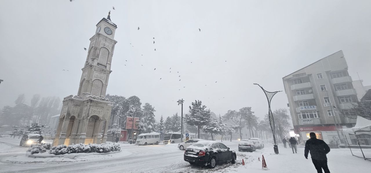 Tatvan’da Kar Yağışı Hayatı Felç Etti: 25 Köy Yolu Kapandı - Sayfa 4