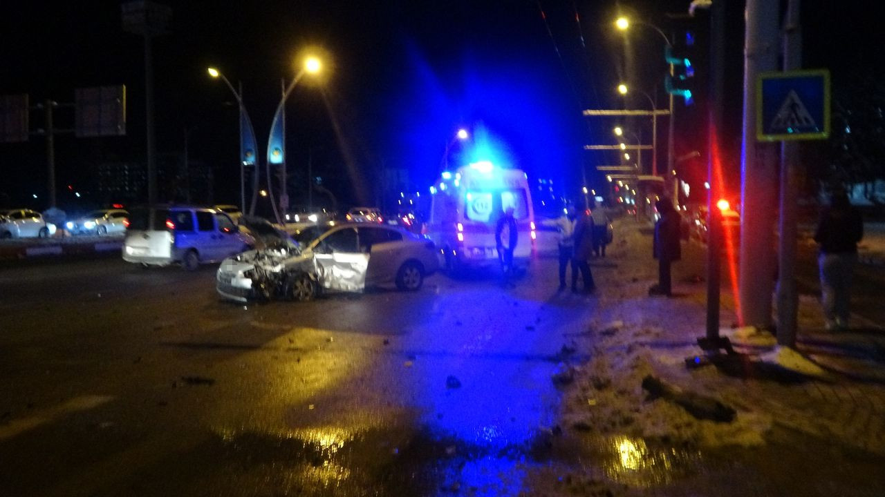 Malatya’da Korkutan Kaza! İki Araç Çarpıştı, 5 Yaralı - Sayfa 4