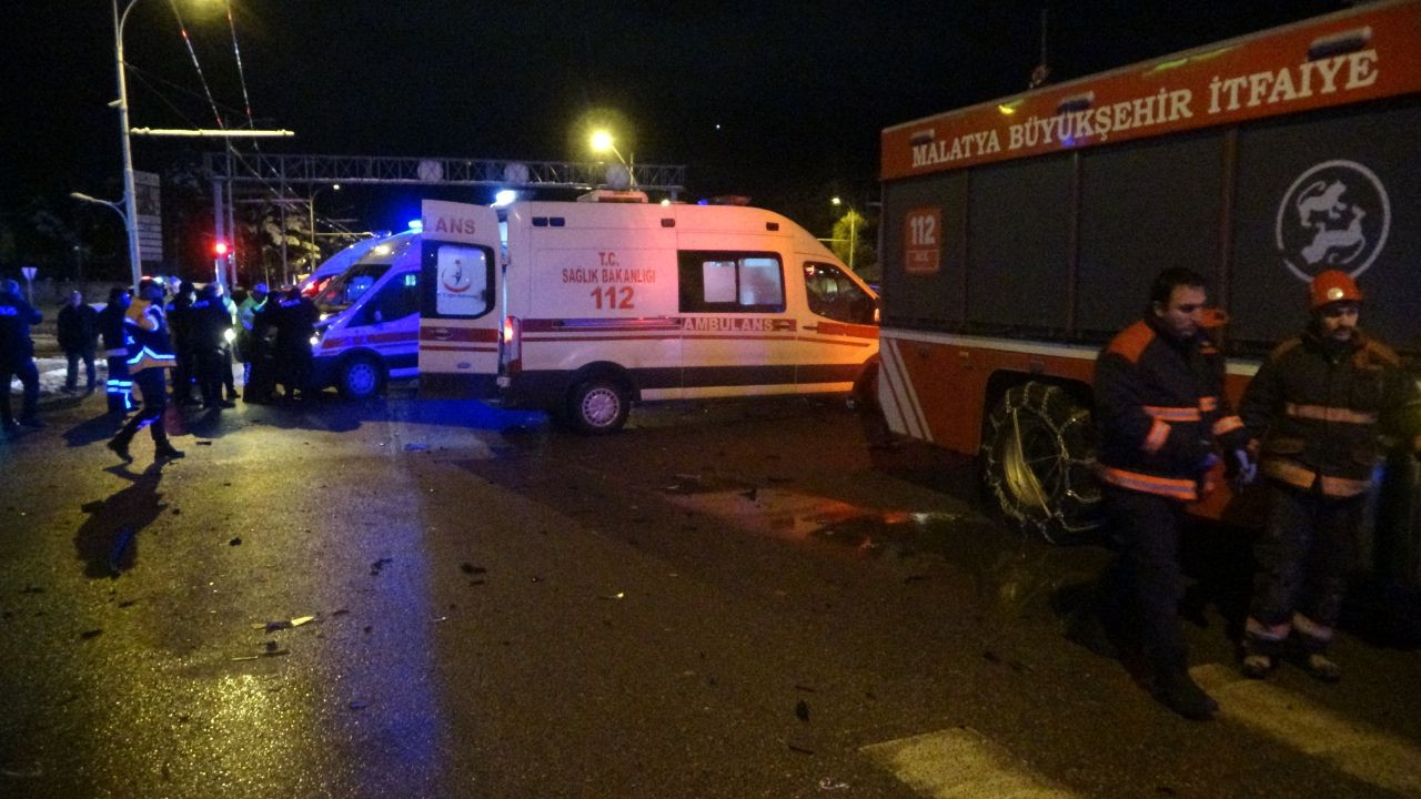 Malatya’da Korkutan Kaza! İki Araç Çarpıştı, 5 Yaralı - Sayfa 5