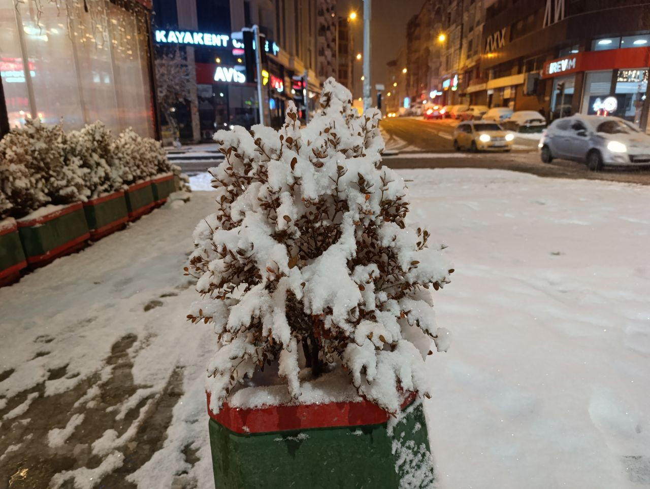 Van’da Yoğun Kar Yağışı! Kent Beyaza Büründü, Eğitime Ara Verildi - Sayfa 1