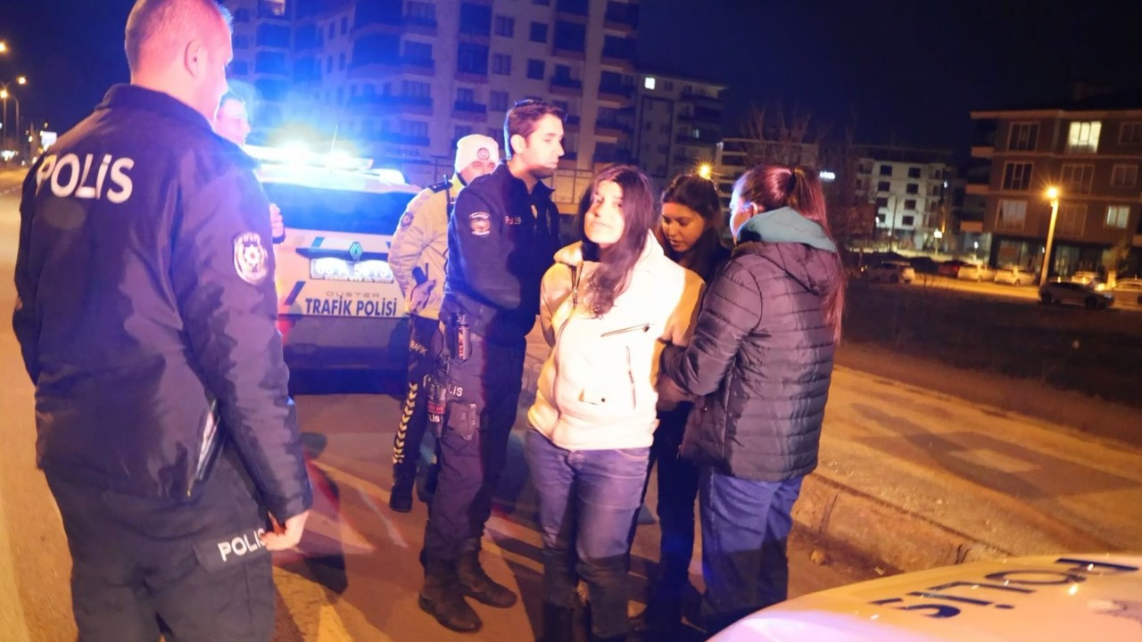 Aksaray’da Karayolunda Tehlikeli Anlar! Kendini Araçların Önüne Attı