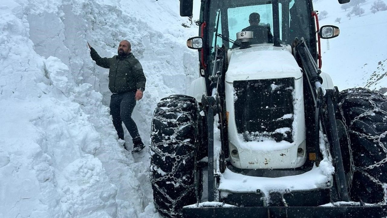 Muş’ta İş Makinesinin Üzerine Çığ Düştü