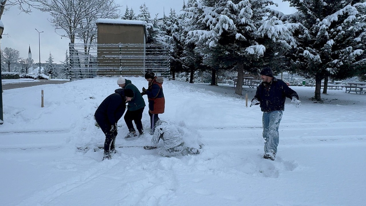 Kocaeli Kar İle Şenlendi: Kar Altında Halay Çektiler