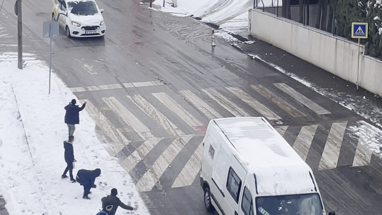 Çocuklar Araçlara Kar Topu Attı, Yetişkinler Böyle Karşılık Verdi