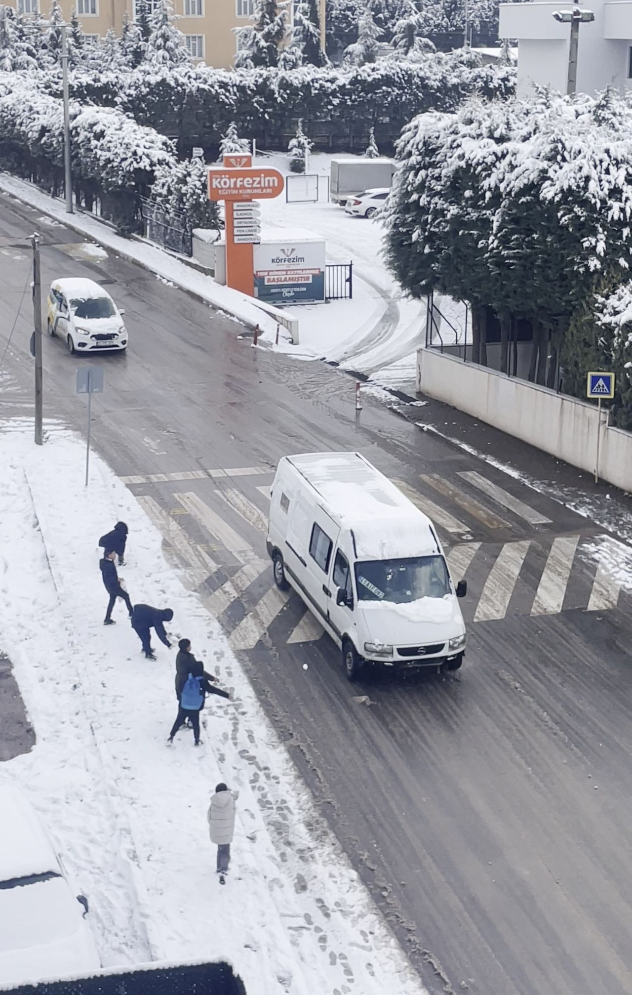 Çocuklar Araçlara Kar Topu Attı, Yetişkinler Böyle Karşılık Verdi - Sayfa 4