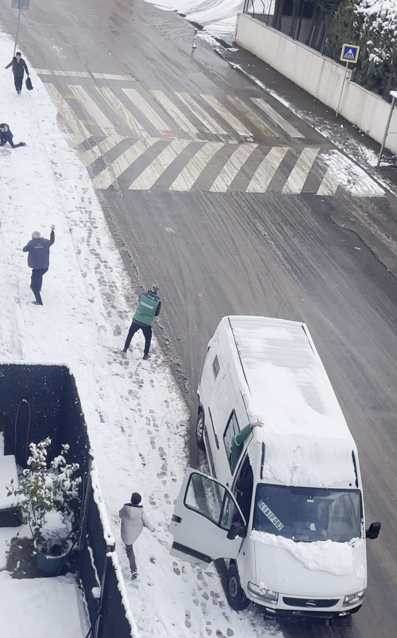 Çocuklar Araçlara Kar Topu Attı, Yetişkinler Böyle Karşılık Verdi - Sayfa 7