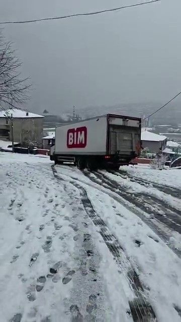 Kocaeli’de Kamyon Kayarak Kaza Riski Yaratmıştı! Vatandaşlar O Anları Kayda Alıp Sürücüye Yardım Etti! - Sayfa 1