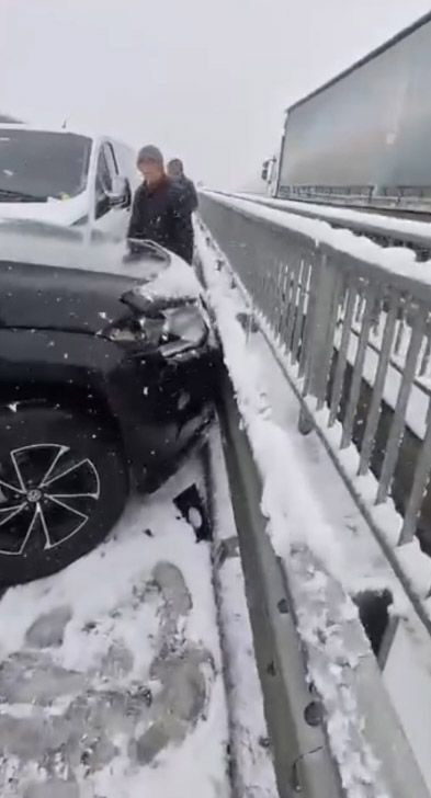 Sakarya’da Kar Yağışı D-100’de Kazalara Yol Açtı! - Sayfa 1