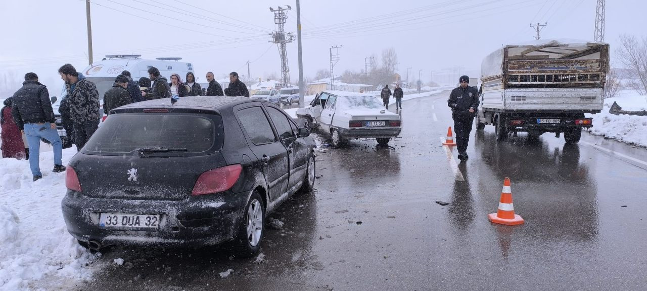 Van Gevaş’ta İki Otomobil Çarpıştı: 2 Yaralı - Sayfa 2