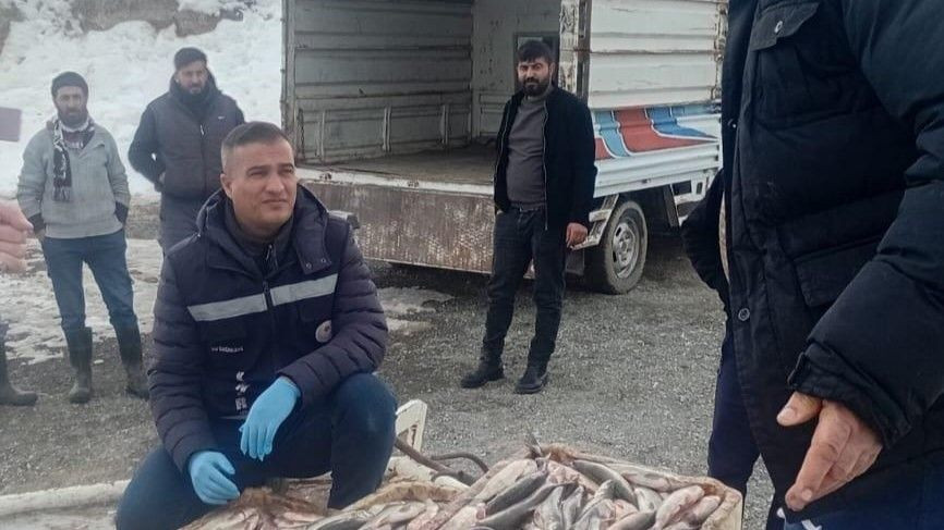 Erçek Gölü'nde Kış Balıkçılığı Sürüyor! İnci Kefali Avlanıyor - Sayfa 1