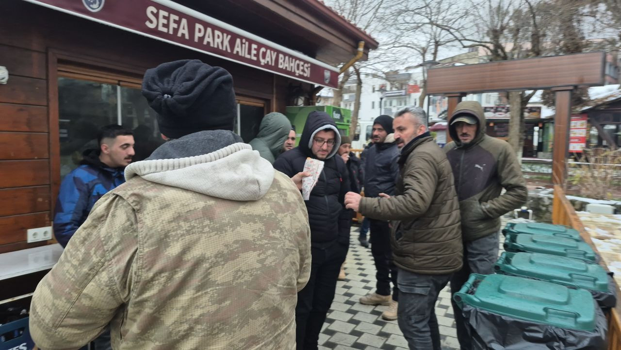 Amasra’da Karla Mücadele Ekiplerine Sucuk Ekmek İkramı - Sayfa 3