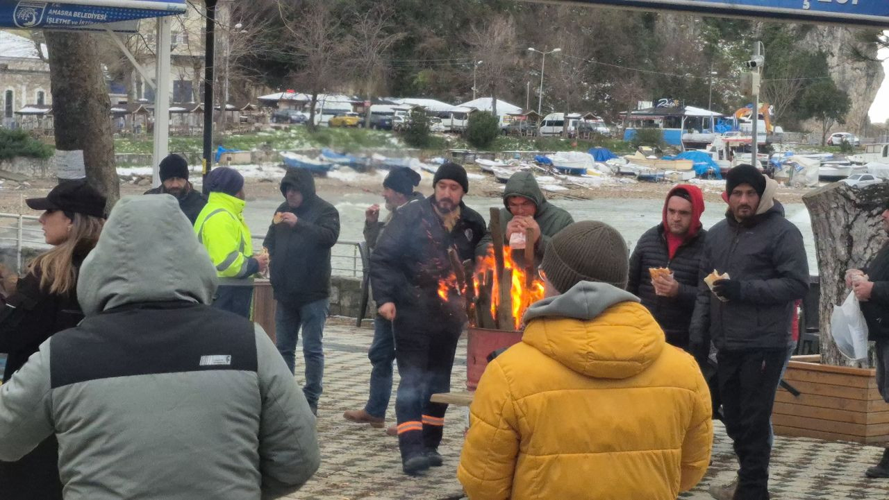Amasra’da Karla Mücadele Ekiplerine Sucuk Ekmek İkramı - Sayfa 2
