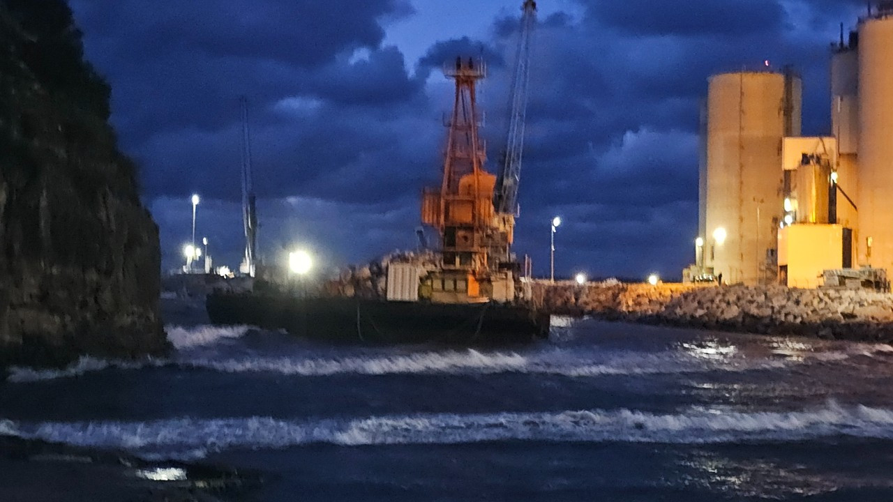 Zonguldak’ta Eren Enerji’ye Ait Yüzer Vinç Sürüklendi: 5 Kişi Kurtarıldı