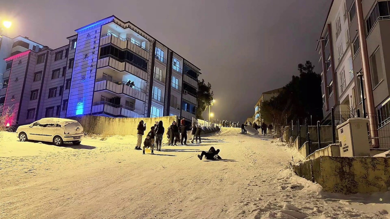 Karabük’te Gençler Yolları Kayak Pistine Çevirdi! Eğlenceli Anlar Kamerada