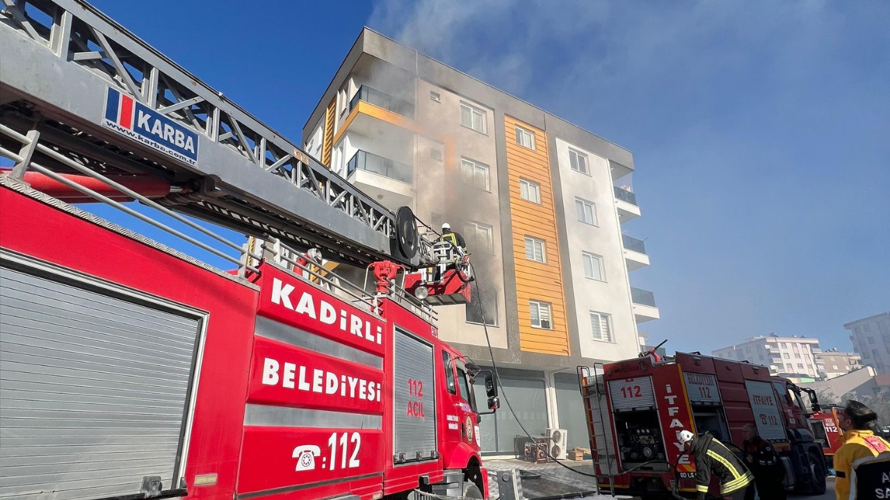 Osmaniye’de 5 Katlı Binada Yangın! Korkutan Alevler Söndürüldü