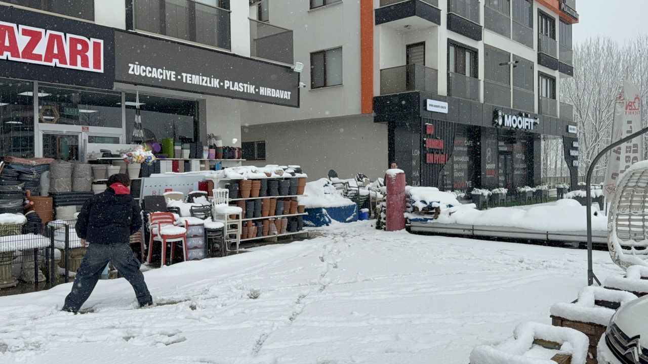 Düzce'de Yoğun Kar Yağışı Esnafı Vurdu - Sayfa 1