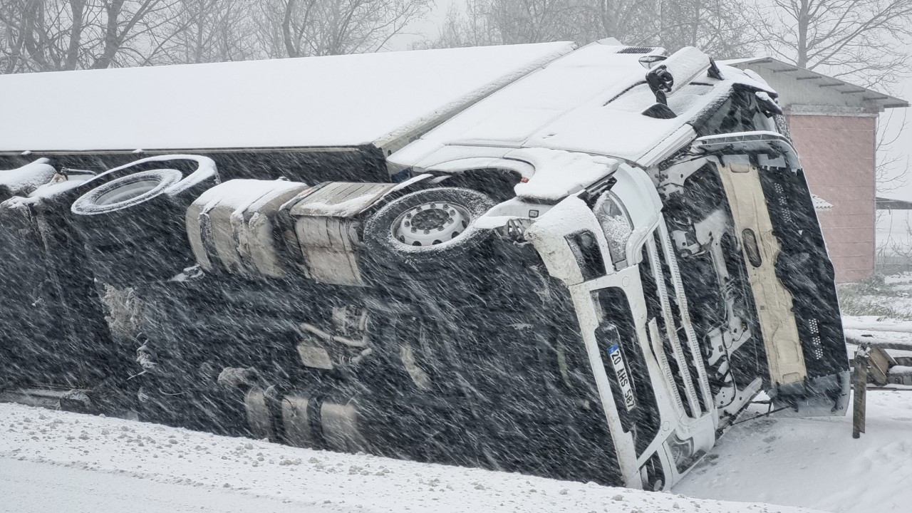 Bursa'da Ana Arterlerdeki Yoğun Kar Kazalara Sebep Oluyor