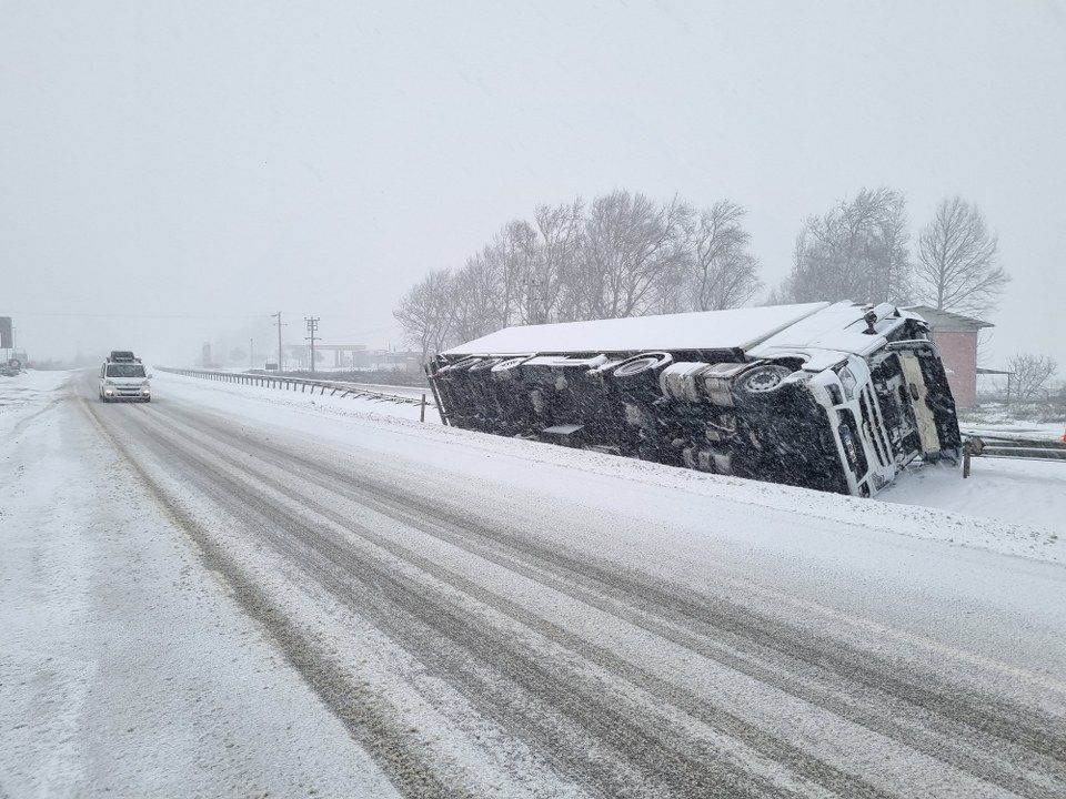 Bursa'da Ana Arterlerdeki Yoğun Kar Kazalara Sebep Oluyor - Sayfa 6